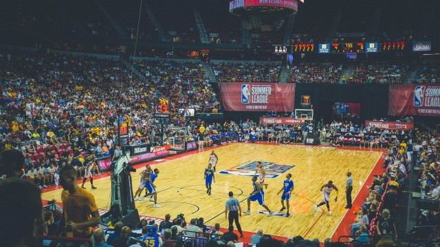 乐鱼体育官网入口-两队或现搬迁传闻再起：足球迷心潮澎湃，未来走向成谜